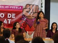 Lupita Vanesa López Silva en un foro de mujeres de la 4T