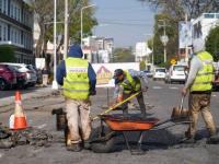 Trabajadores mejoran calles de Puebla