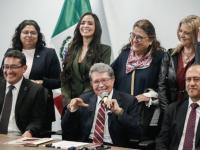 Ricardo Monreal con diputados de Puebla