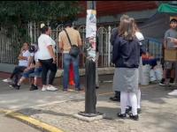Personas sentadas en los alrededores de una escuela 