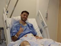 Santiago Giménez se recupera tras cirugía de tobillo en Países Bajos
