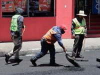 Trabajadores en obra de pavimentación 