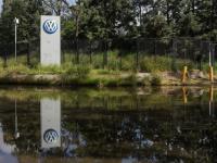 Logo de Volkswagen frente a lago
