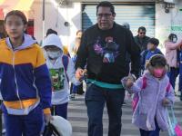 Alumnos de primaria iyendo a clases