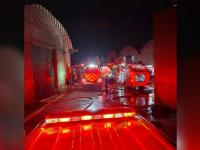 Bomberos atendiendo incendio 