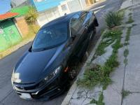 Auto negro desvalijado en la colonia San Manuel