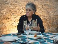Adelaida Ortega Cambranis, arquitecta y restauradora, sentada frente a mesa 