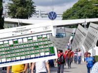 Fachada de la planta de Volkswagen Puebla con calendario al frente 