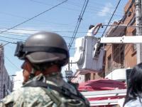 Soldado vigila el retiro de cámaras de videovigilancia