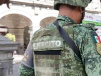 Soldado de espaldas, en calle de Puebla 
