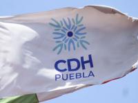 Bandera con el logo de la CDH Puebla