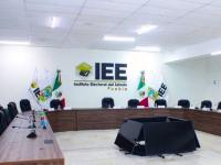 Salón de sesiones del Consejo General del IEE, modificada con IA Grok