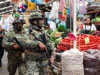 Agentes de la Marina en un mercado poblano: ilustrativa