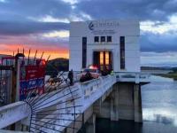 Elementos de Protección Civil en auxilio de los trabajadores que resultaron intoxicados en la presa de Valsequillo