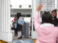 Alumnos de primaria ingresando a la escuela 