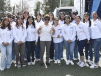 Rectora de la BUAP, Lilia Cedillo, con alumnos de preparatoria
