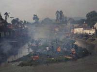 Columnas de humo se alzan en un río del distrito de Pashupatinath, en Katmandú, donde familias creman los restos de víctimas del terremoto para alejar el riesgo de infecciones Foto Ap