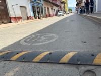 reductores de velocidad de plástico macizo, costaron mil 273 pesos cada uno