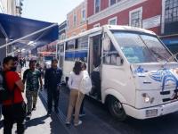 Usuarios del transporte público, en espera de abordar una unidad