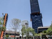 Imagen de edificio con logo de TV Azteca 