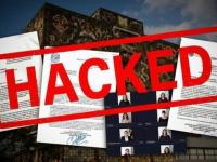 Al fondo, la UNAM, documentos oficiales y un sello de hackeo, en inglés
