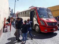 Usuarios del transporte público en espera de una unidad