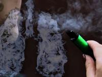 Persona fumando vape