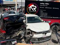 Vehículos destrozados tras colisión vehícular 