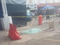 Hombre sin vida cubierto con sábana, rodeado por cintas de seguridad 