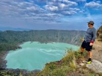 Persona parada en el cráter del volcán Chichonal 