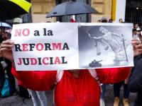 Trabajadores del PJF en Puebla durante una manifestación contra la reforma judicial